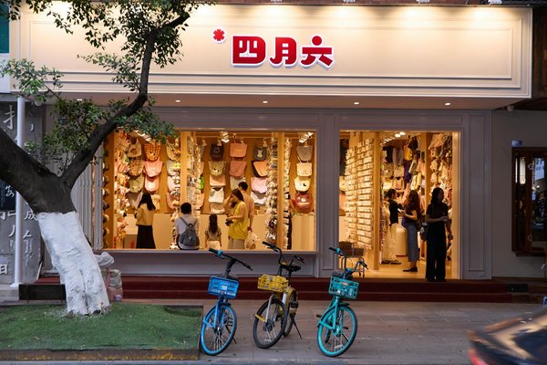 Les Pionniers de la Mode sur Mesure : Influenceurs et Tendances