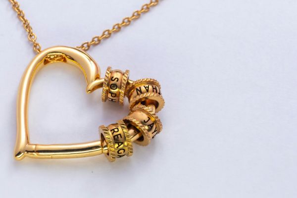Top 5 idées de bijoux personnalisés pour ravir une maman