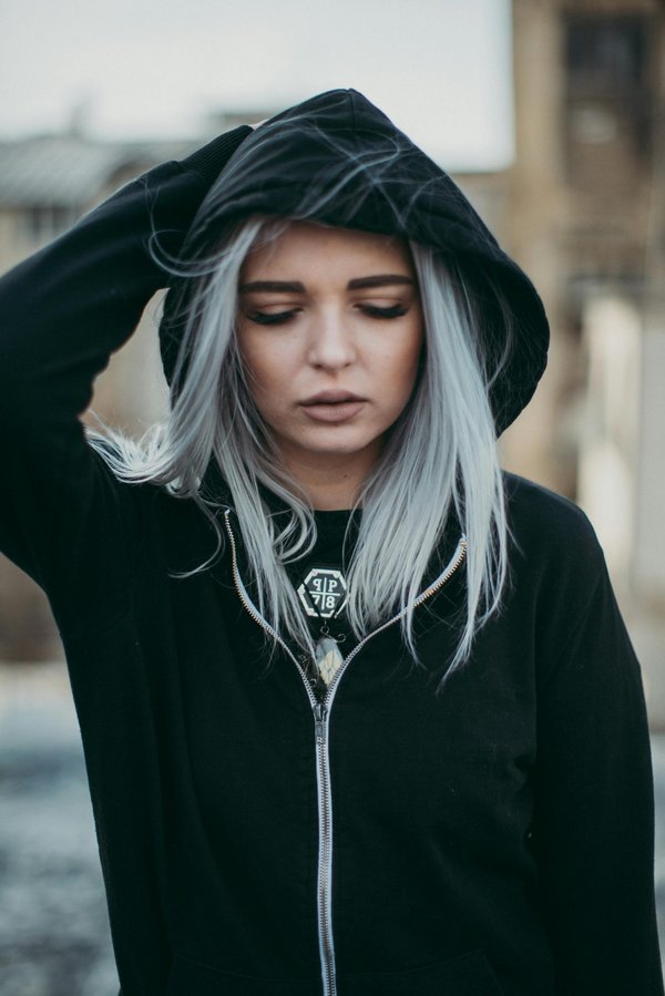 Coloration des cheveux en gris : adoptez le style argenté !